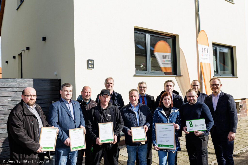Read more about the article Nachhaltig und ressourcenschonend saniert: Grüne Hausnummer PLUS in Dessau-Roßlau verliehen