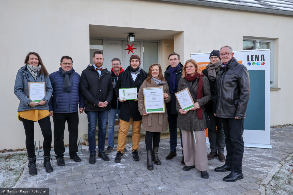 Read more about the article Mit gutem Beispiel voran: „Grüne Hausnummer PLUS“ in Behnsdorf übergeben