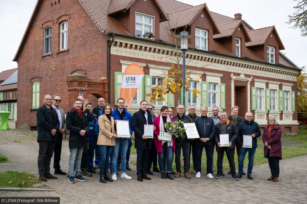 Mehr über den Artikel erfahren Gleich zwei Grüne Hausnummern in Burg übergeben