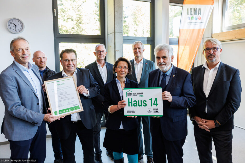 Mehr über den Artikel erfahren Sportzentrum der Hochschule Harz bekommt Grüne Hausnummer PLUS für nachhaltigen Neubau